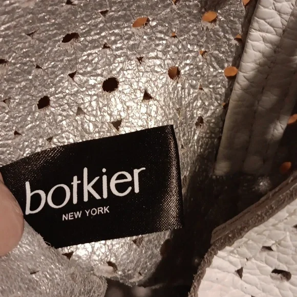 BOTKIER Elegant White Perforated Tote Bag in EUC Comes w Detachable Wristlet - Picture 3 of 17